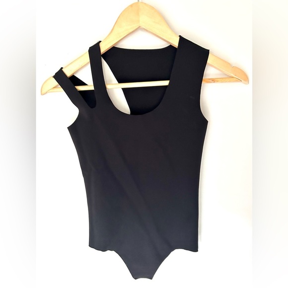 Commando Sleeveless Banded
Cutout Seamless Bodysuit Top Black
Size XS revolve - Picture 3 of 8